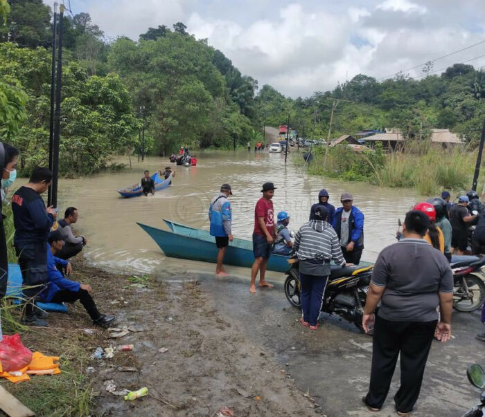 Banjir Lagi, Jalan Trans Kalimantan Lumpuh (Lagi)