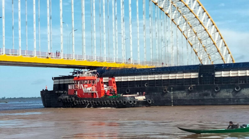 Ponton Bermuatan Conveyor Tersangkut di Jembatan Martadipura Kota Bangun