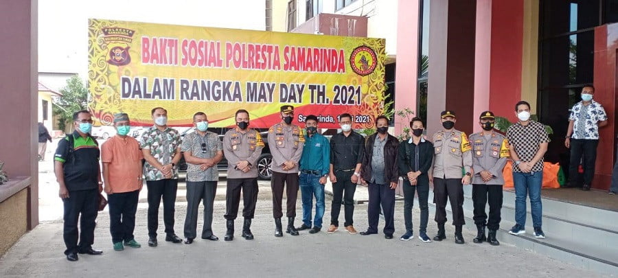 Kapolresta Samarinda Serahkan Bantuan untuk Para Buruh