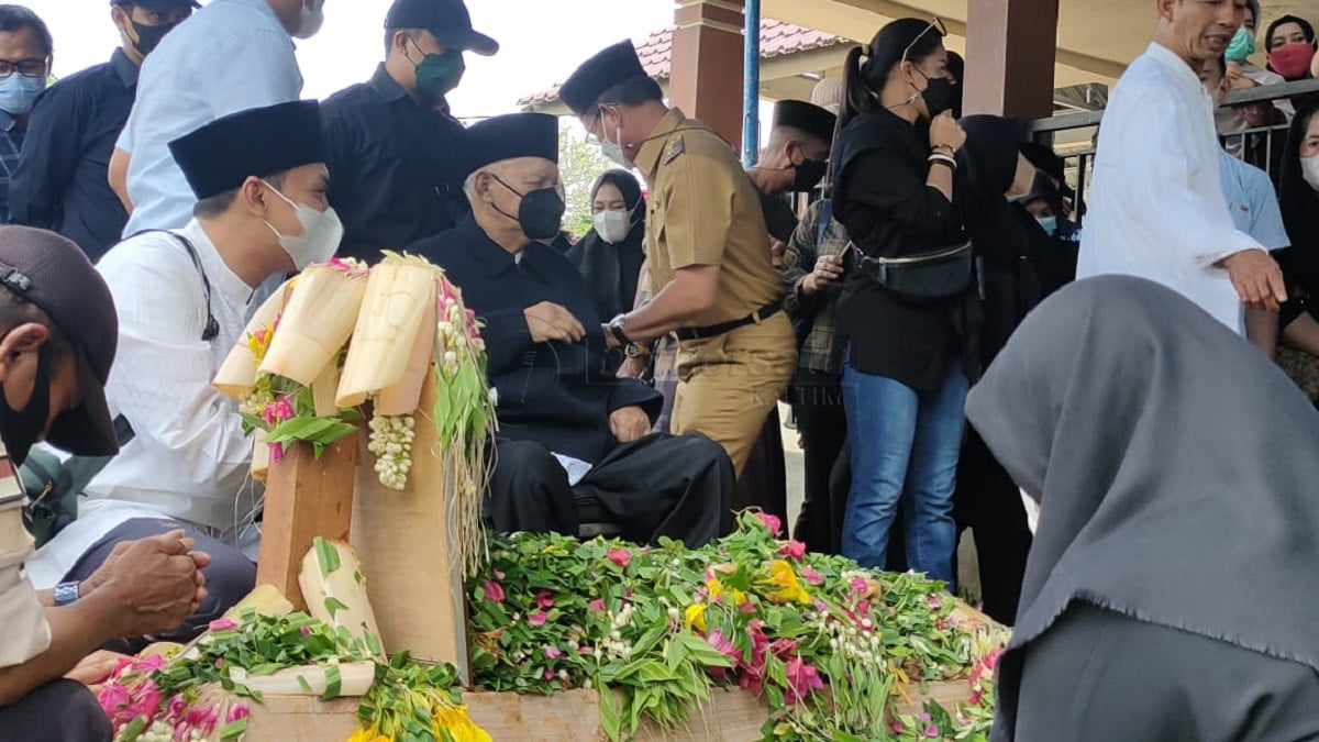 Dimakamkan di Tenggarong, Jenazah Awang Ferdian Diantar Ratusan Pelayat