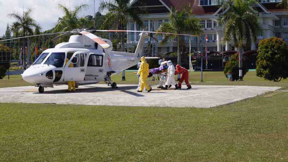 Direktur RSUD Kudungga Diangkut Helikopter ke Balikpapan