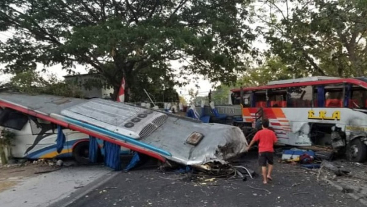 Adu Banteng, Atap Bus Sampai Terlepas