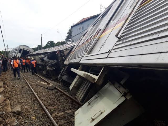 Kereta Api Lodaya Anjlok, Penumpang Tertahan di Tasikmalaya