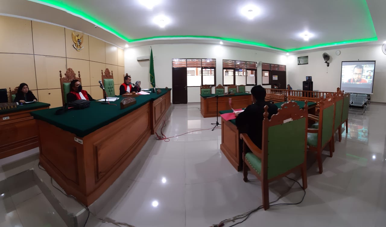 Direksi Bersama Dewan Komisaris dan Karyawan Pupuk Kaltim Salurkan Donasi Rp 2,2 Miliar