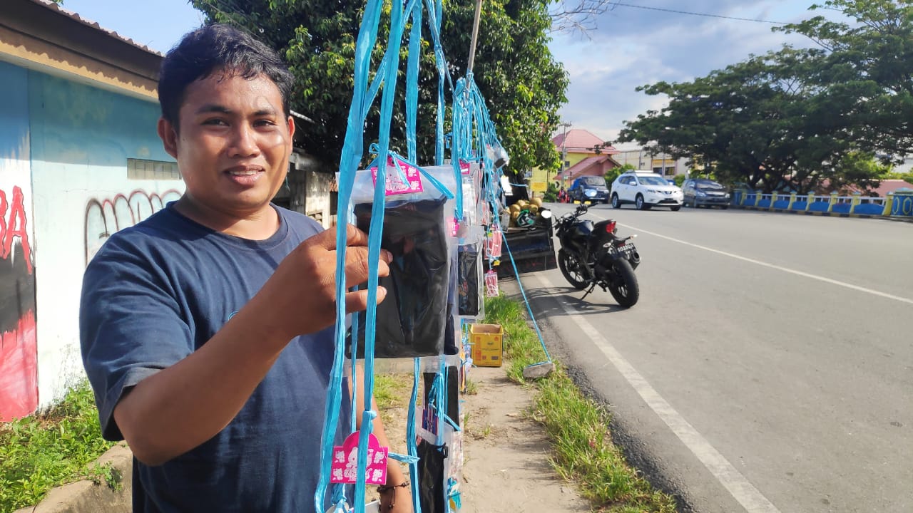 Virus Corona Melanda Bontang, Pedagang Kelapa Beralih Jual Masker