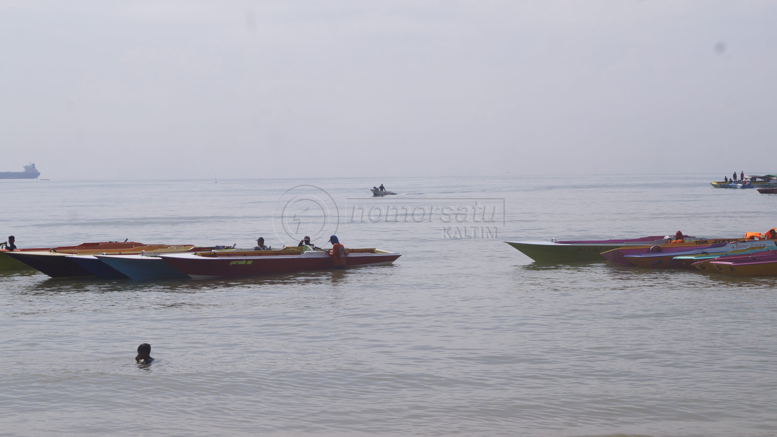 Balap Kapal Ramaikan Pantai Sekerat Kutai Timur