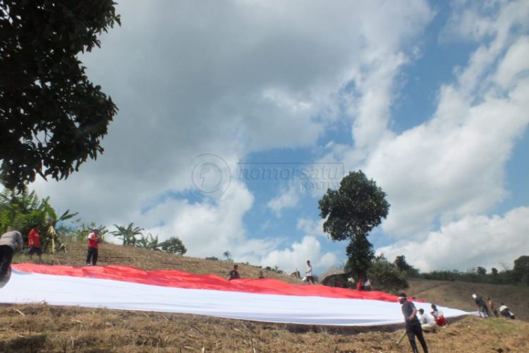 Merah Putih Raksasa Berkibar di Bukit Lampeji