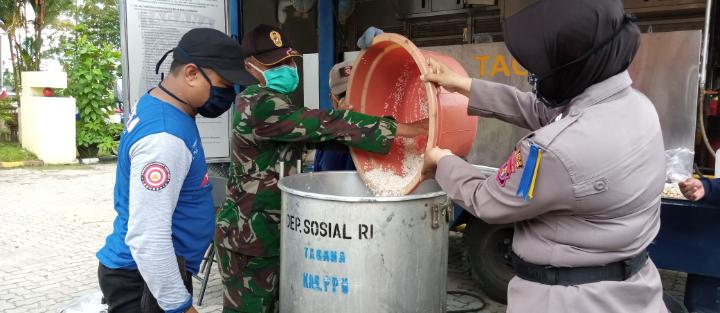 TNI-Polri Sediakan Makanan Gratis 450 Kotak Per Hari