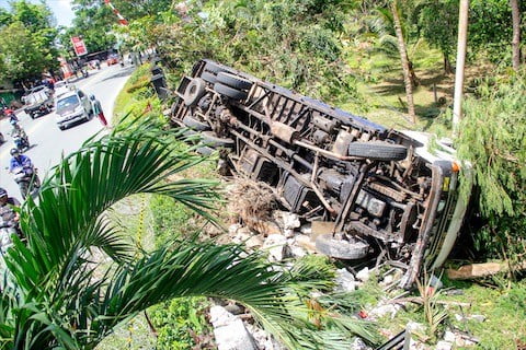 Diduga Rem Blong, Truk Muatan Besi Tabrak Pagar Batalyon Zipur 17