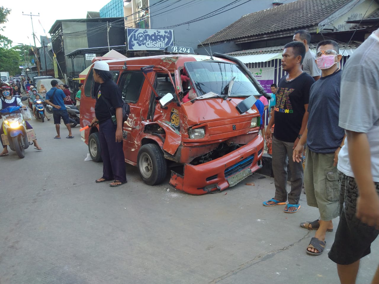 Truk Tak Kuat Menanjak, Kaki Penumpang Angkot Terjepit