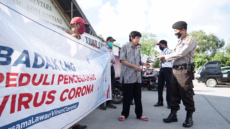 Badak LNG Bagi Seribu Masker untuk Pedagang Pasar se-Kota Bontang