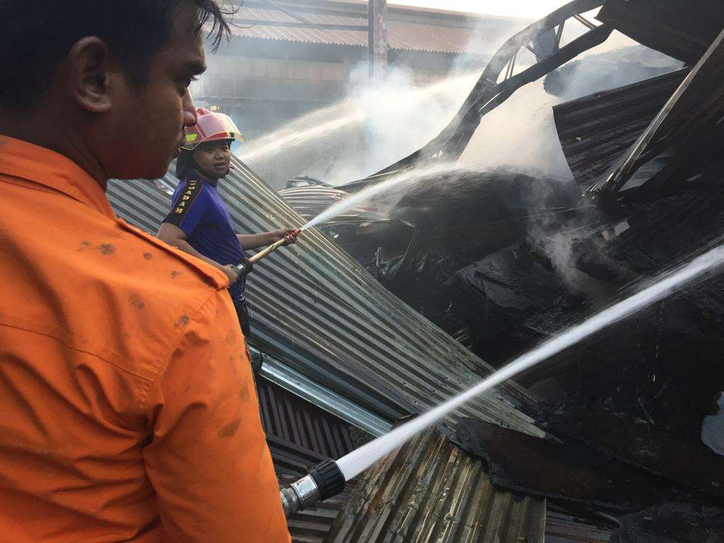 Hampir 12 Jam Gudang PT BFI Terbakar, Kerugian Mencapai Rp 8 Miliar