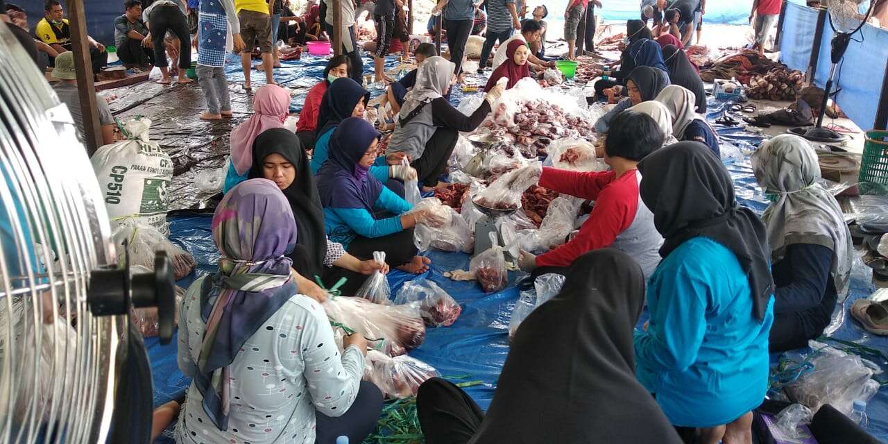 Imbauan DLH Belum Ampuh, Warga Masih Gunakan Plastik Bagikan Daging