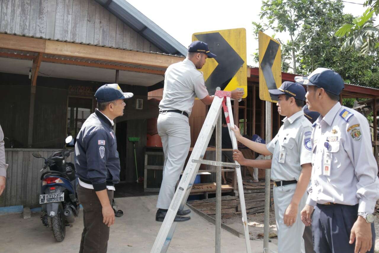 Jasa Raharja Bersihkan Rambu Lalin Dalam Kota dan Jalan Poros