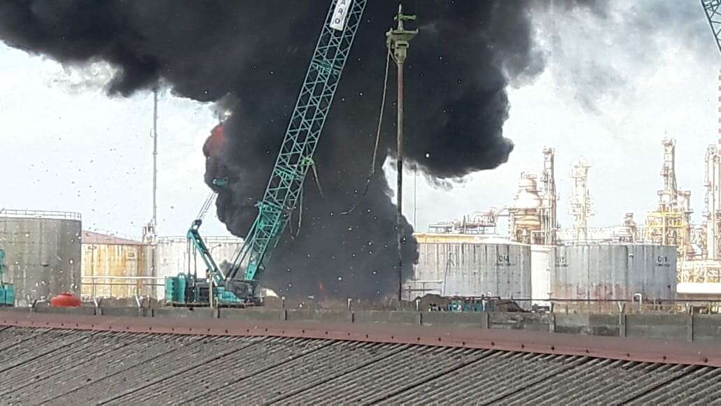 Area Pipa Kilang Pertamina RU V Terbakar