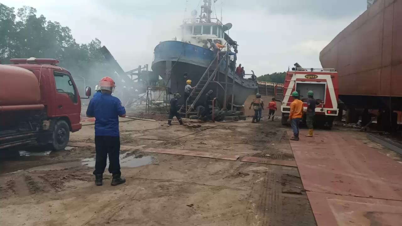 Satu Tugboat Terbakar di Galangan PT Asia Adhitama Shipyard