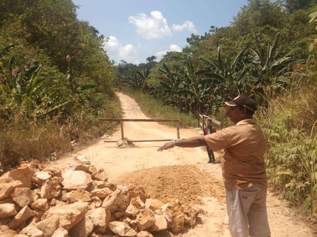 Akses Jalan Ditutup, Warga Rugi Puluhan Juta