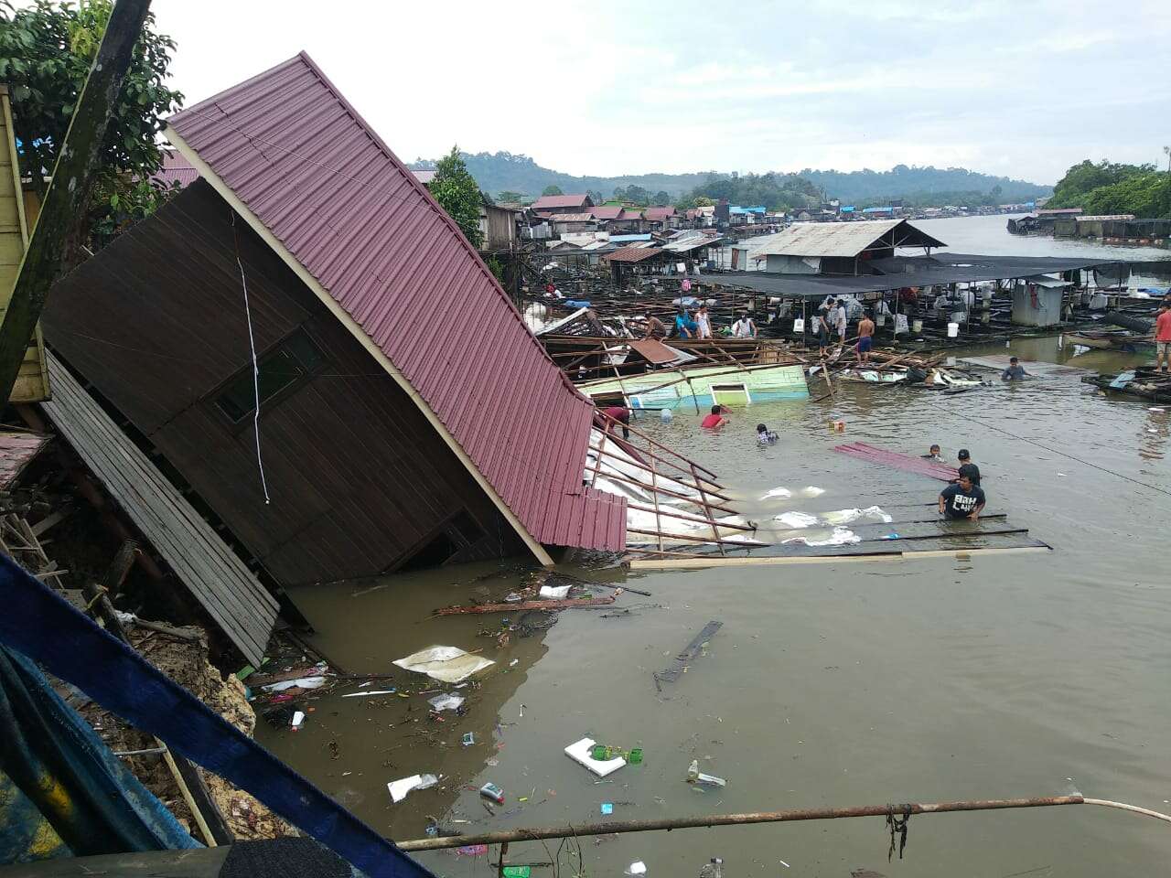 Ya Ampun, Lima Rumah di Loa Kulu Terperosok ke Sungai Mahakam