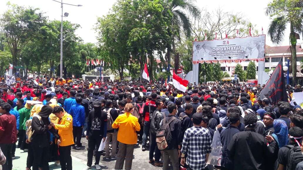 Siswa SMK Gabung Unjuk Rasa, Disambut Tepuk Tangan Mahasiswa