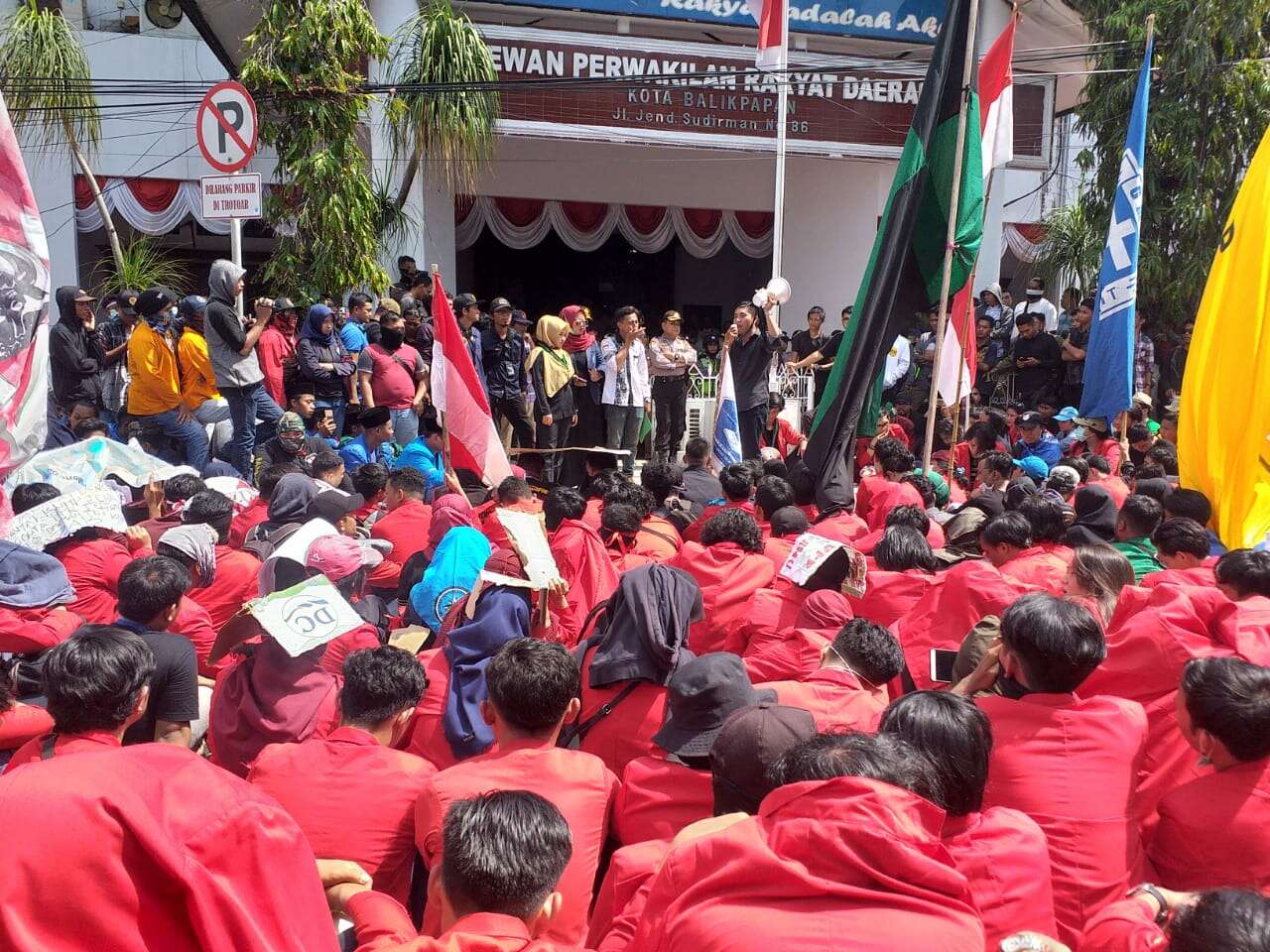 Wali Kota dan Ketua Parlemen Terima Massa, Siswa SMK: Gitu Dong Ganteng…