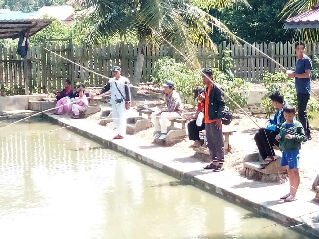 Serunya Mancing bersama Polda Kaltim, Wartawan Disway Kaltim Menangi Kategori Tercepat Dapat Ikan