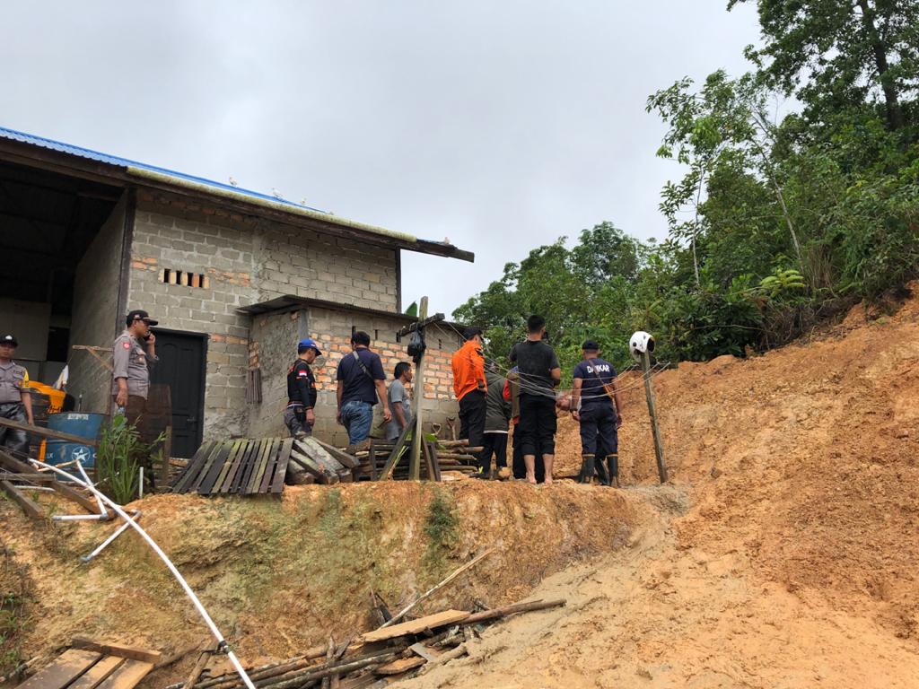 Rumah Warga Nyaris Tertimbun Longsor