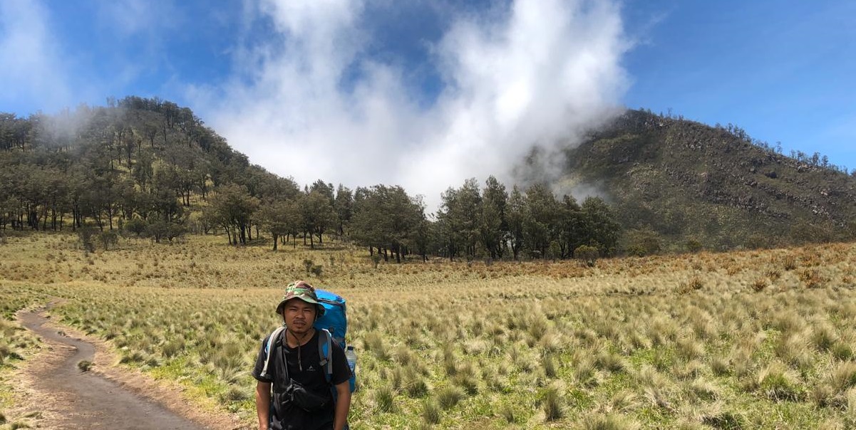 Mendaki dan Menyelami Kisah Gunung Lawu (1): Menikmati Sabana Gupak Menjangan