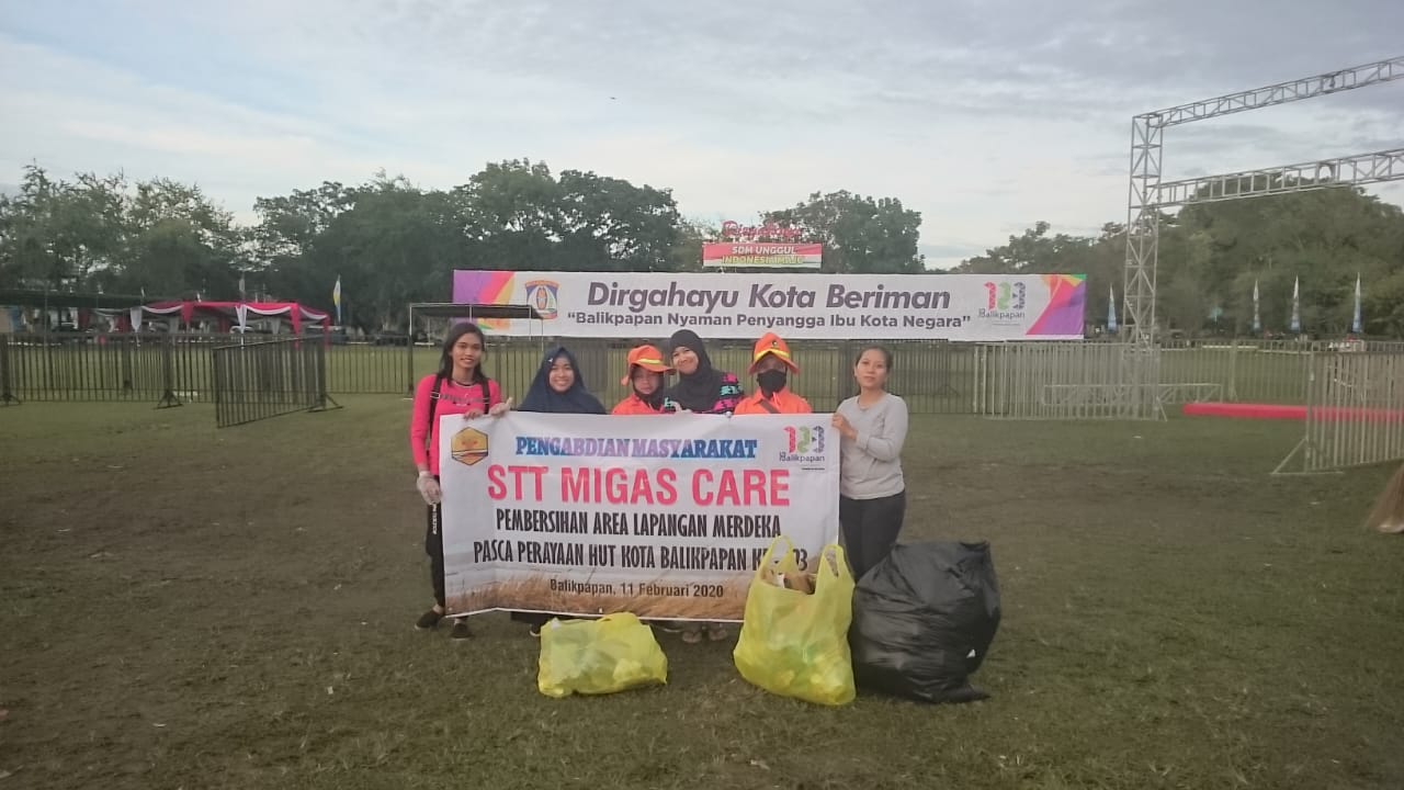 Jaga Kebersihan Kota, Dosen STT Migas Bersihkan Sampah