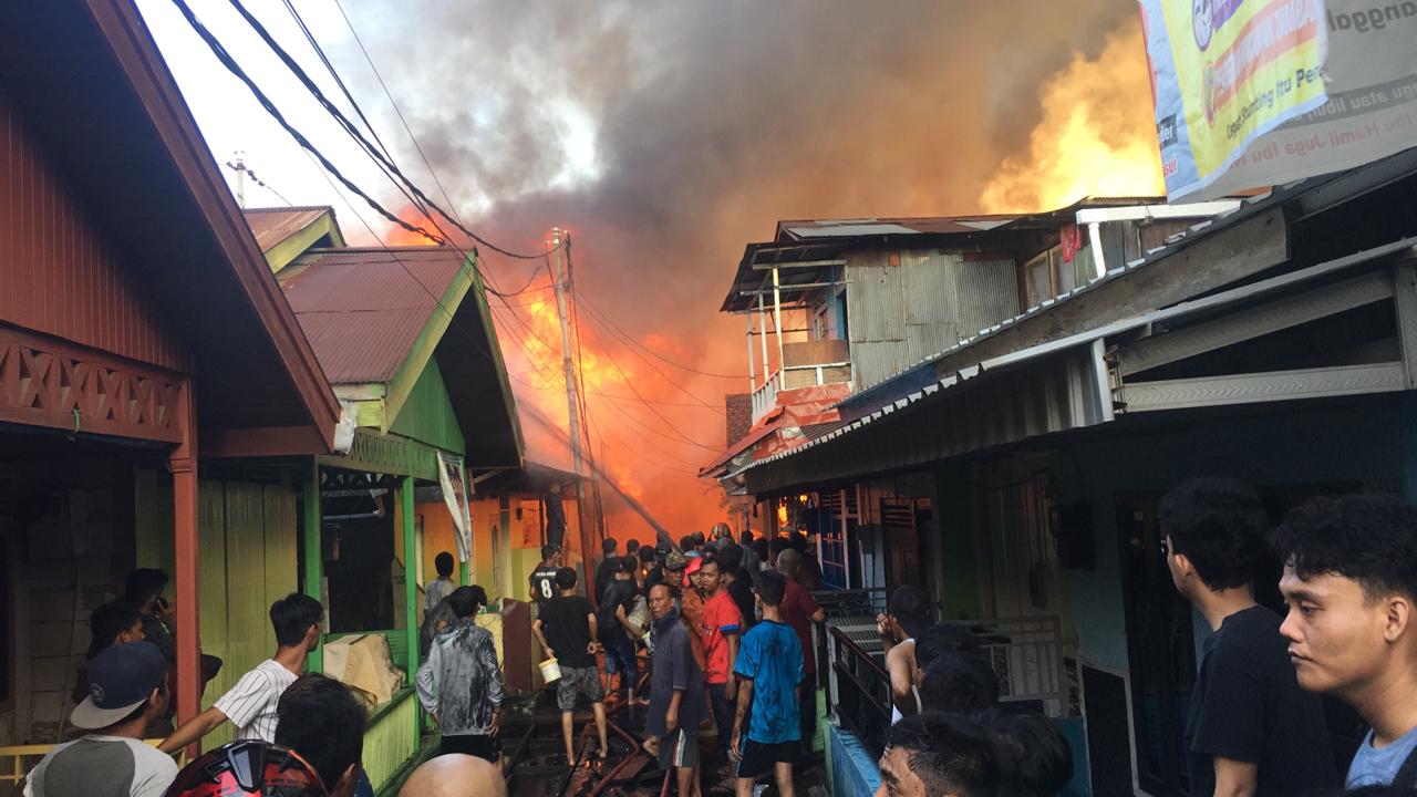 Gang Sempit, Bangunan Terhimpit, Jago Merah Beraksi Hancurkan 14 Bangunan