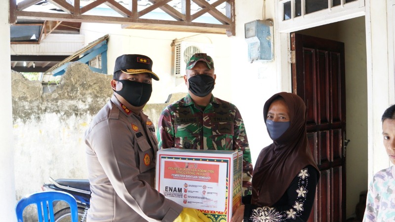 Polres Kukar Bersama Bhayangkari dan Kodim 0906 Tenggarong Bagikan 1.000 Paket Sembako ke Masyarakat