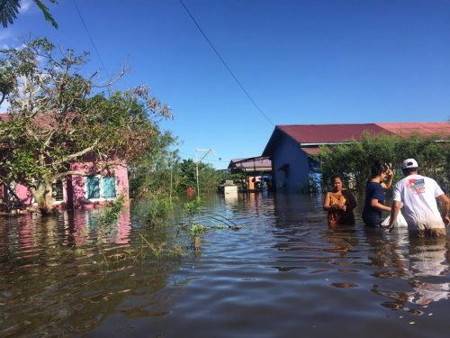 Derita Warga Korban Banjir,  Bantuan Tak Datang Hingga Makan Makanan Bayi