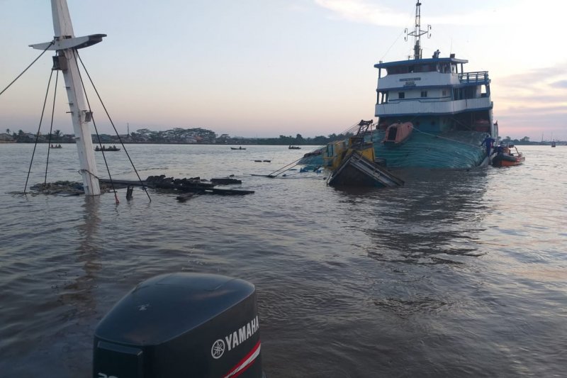 Kapal Pengangkut Pupuk Karam di Sungai Kapuas