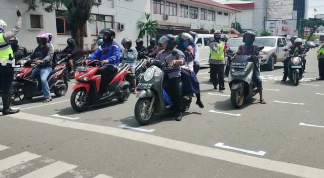 Satlantas Polresta Samarinda Terapkan Physical Dinstancing, Sulap Jalan Mirip Arena Moto GP