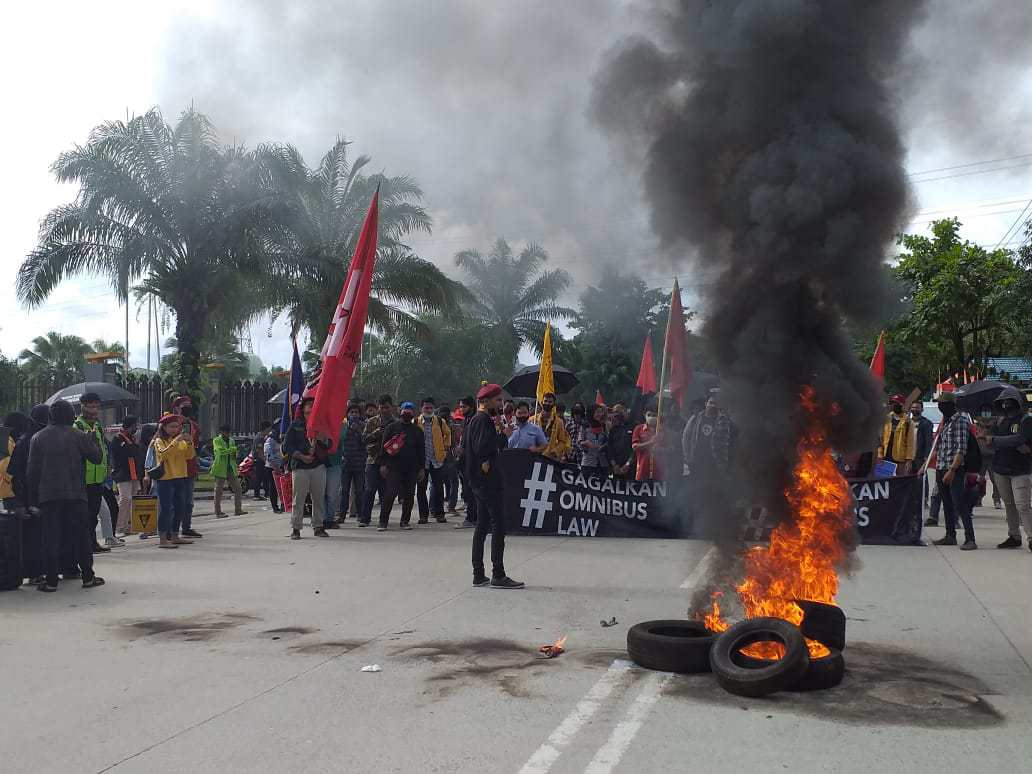 Tolak Omnibus Law & RZWP3K Kaltim: Mahasiswa Bakar Ban di Depan Kantor DPRD Kaltim