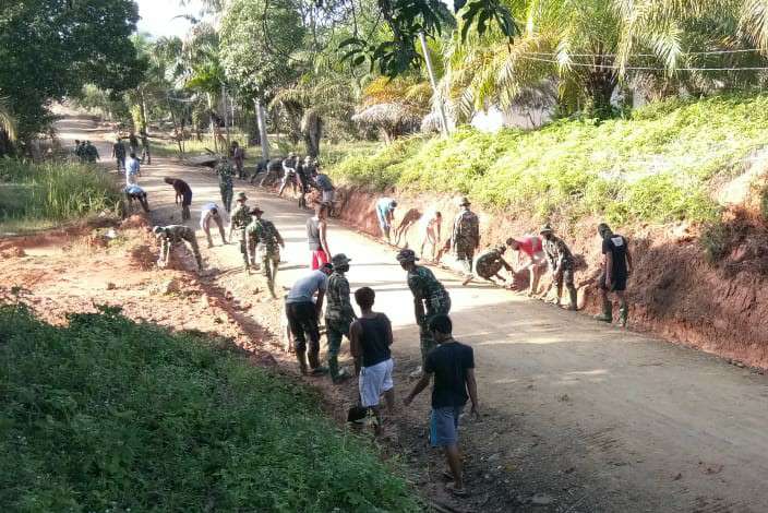 Akses Jalan Dibuka, Petani Sawit di Perbatasan Bersuka