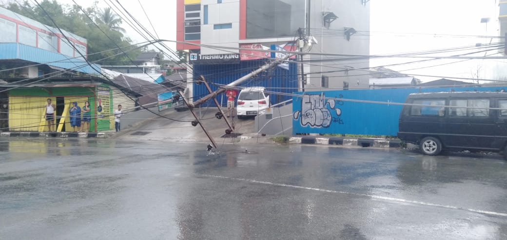 Rubuh, Tiang Listrik Tutup Akses Jalan Mayjen Sutoyo