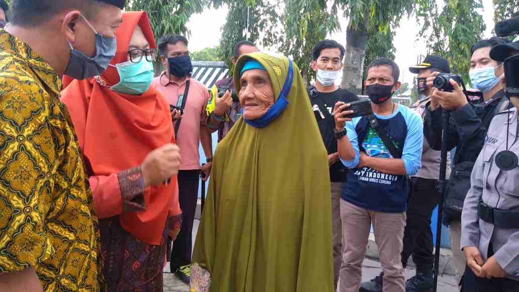 Menabung 15 Tahun, Nenek Sumiati Berkurban Seekor Sapi dan Kambing