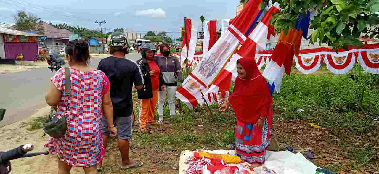 Akibat Covid-19, Pedagang Bendera di Kubar Sulit Raup Untung