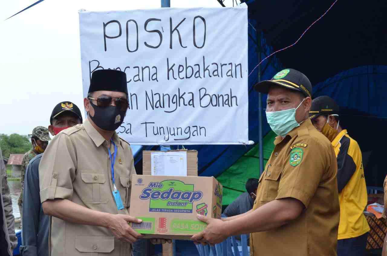 DPRD Kukar Serahkan Bantuan Sembako kepada Korban Kebakaran di Dusun Nangka Bona