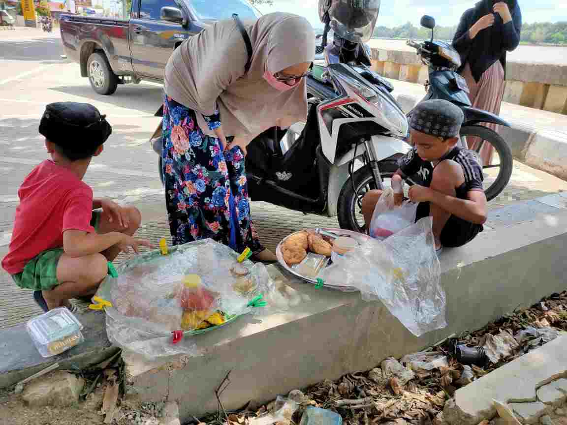 Demi Beli Smartphone Untuk Belajar Online, Bocah Kelas 5 SD Jual Kue Keliling