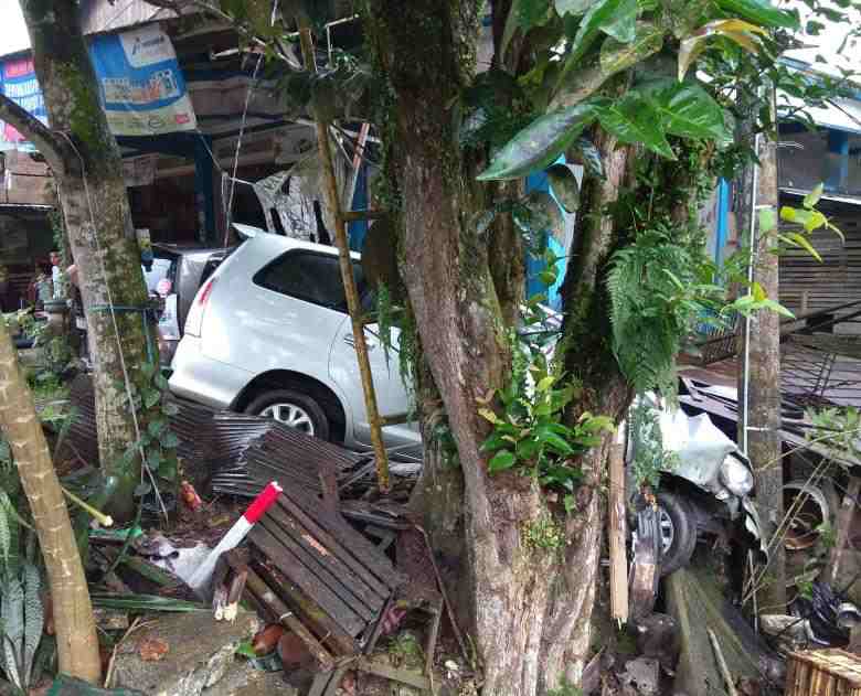 Diduga Mengantuk, Sopir Innova Nyaris Masuk Jurang di Jalan Poros Samarinda-Bontang