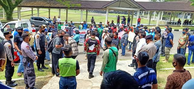 Kantor DLH Kubar Diseruduk Massa Tuntut Batalkan Tambang Batubara di Gunung Layukng