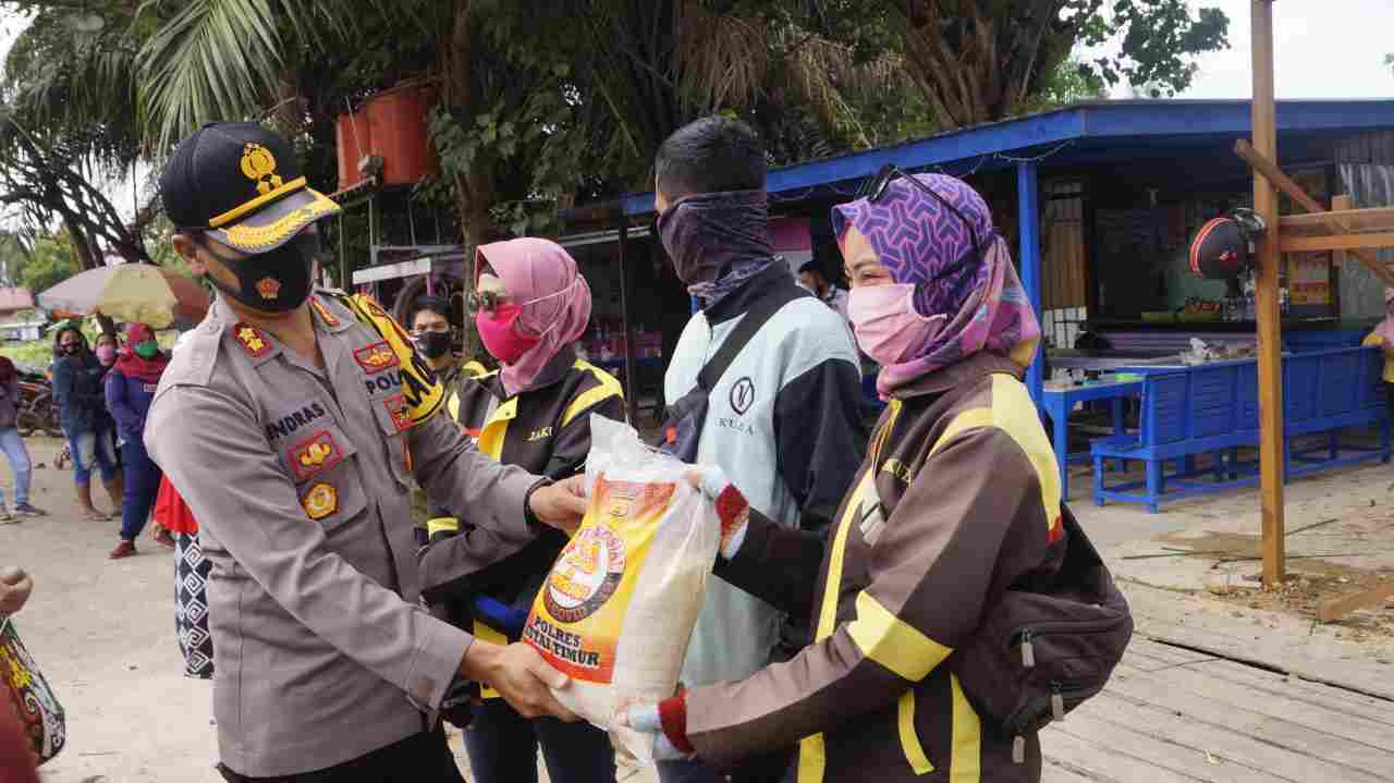 Polres Kutim Lawan COVID-19: Bagikan Masker, APD dan Sembako