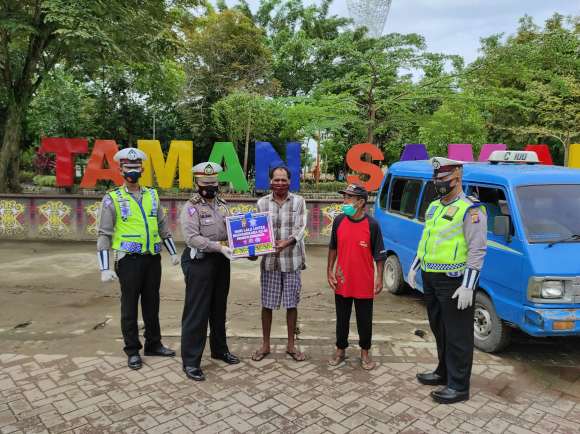 Hari Lalu Lintas Bhayangkara Ke-65, Satlantas Samarinda Bagi Sembako