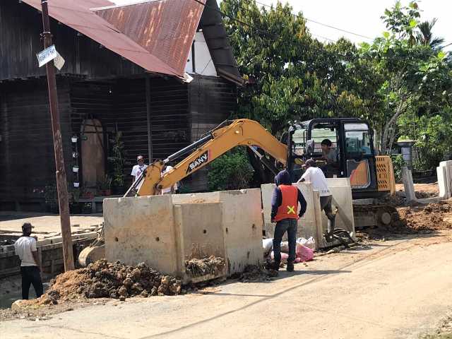 Antisipasi Banjir, PU Kukar Perbaiki Saluran Air Jalan Danau Jempang