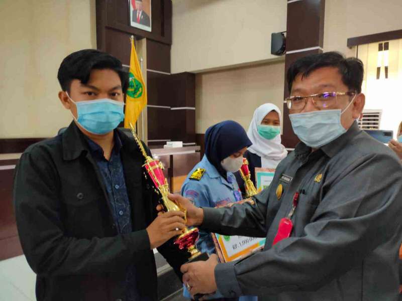 Pjs Bupati Serahkan Hadiah Lomba Hari Ikan