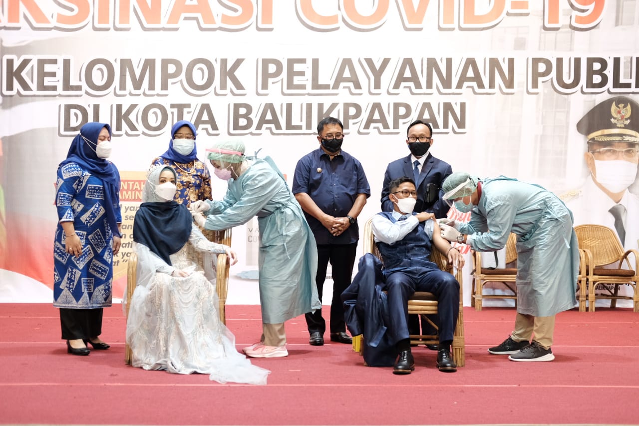 Usai Resepsi, Pasangan Pengantin Ikut Vaksinasi COVID-19