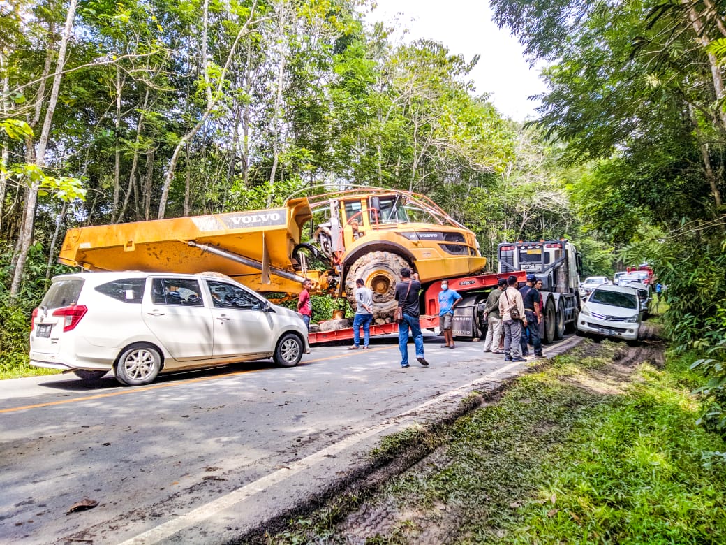 Truk Trailer Melintang, Jalur Poros Samboja Sepaku Tertutup Sejak Pagi