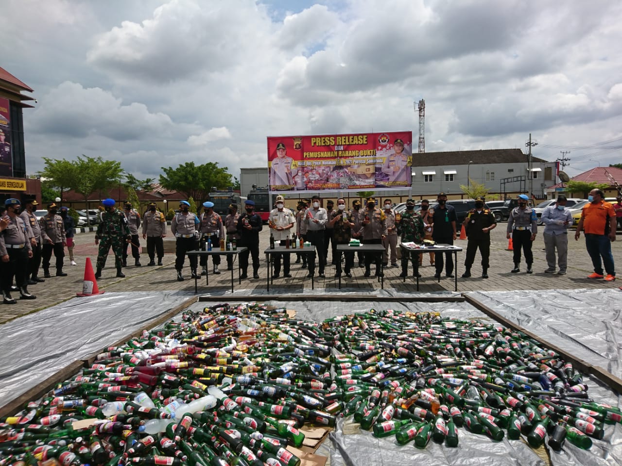 Polresta Samarinda Musnahkan 1.051 Botol Minuman Keras