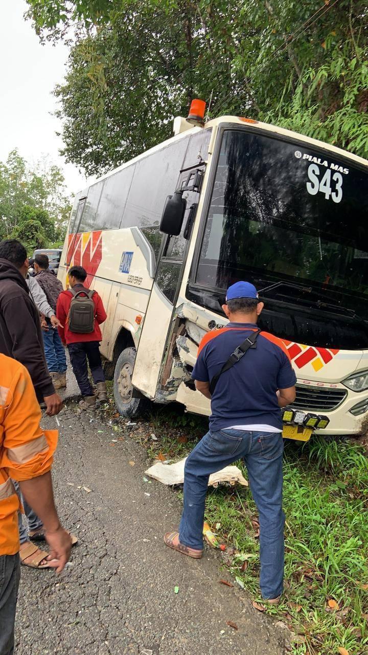 Bus Tambang Tabrakan di Jalan Trans Kalimantan